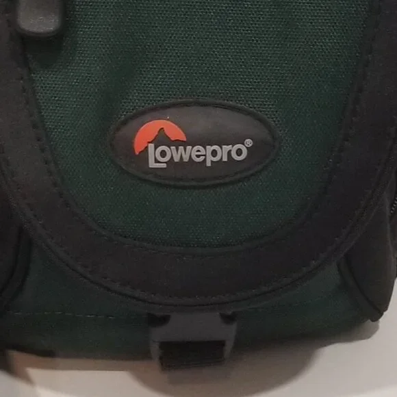 Lowepro Nova Micro AW Camera Shoulder Bag (Forest Green/Black), EUC - Picture 2 of 13